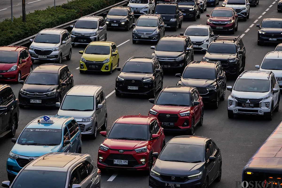 Ribuan kendaraan melintas perlahan saat jam pulang kerja di Jalan Gatot Subroto, Jakarta Selatan, Selasa, 8 April 2025. (Sumber: Poskota/Bilal Nugraha Ginanjar)