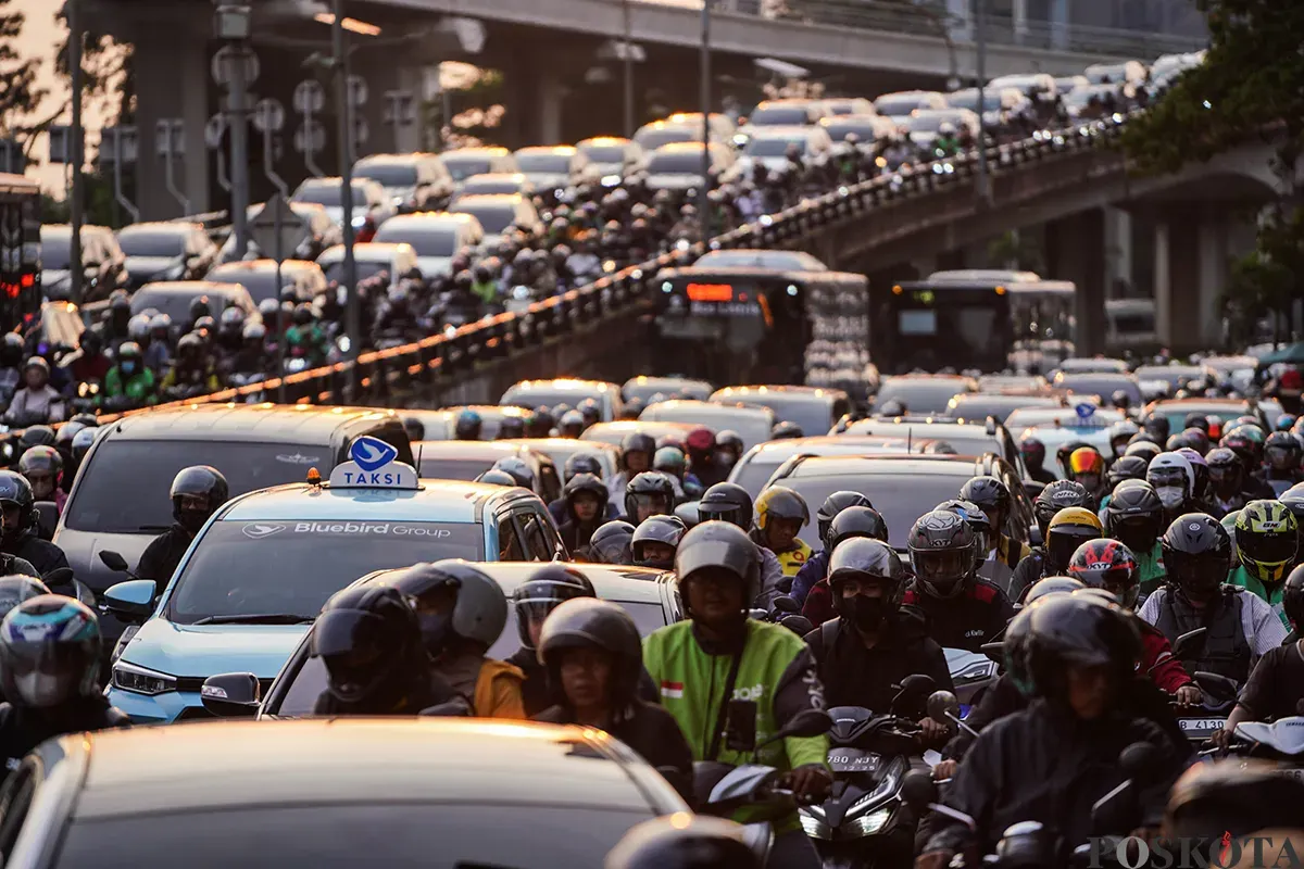 Ribuan kendaraan melintas perlahan saat jam pulang kerja di Jalan Gatot Subroto, Jakarta Selatan, Selasa, 8 April 2025. (Sumber: Poskota/Bilal Nugraha Ginanjar)