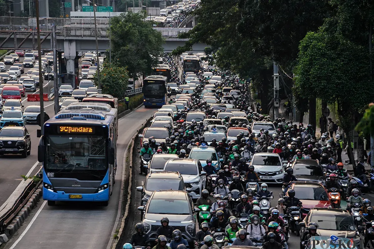 Ribuan kendaraan melintas perlahan saat jam pulang kerja di Jalan Gatot Subroto, Jakarta Selatan, Selasa, 8 April 2025. (Sumber: Poskota/Bilal Nugraha Ginanjar)