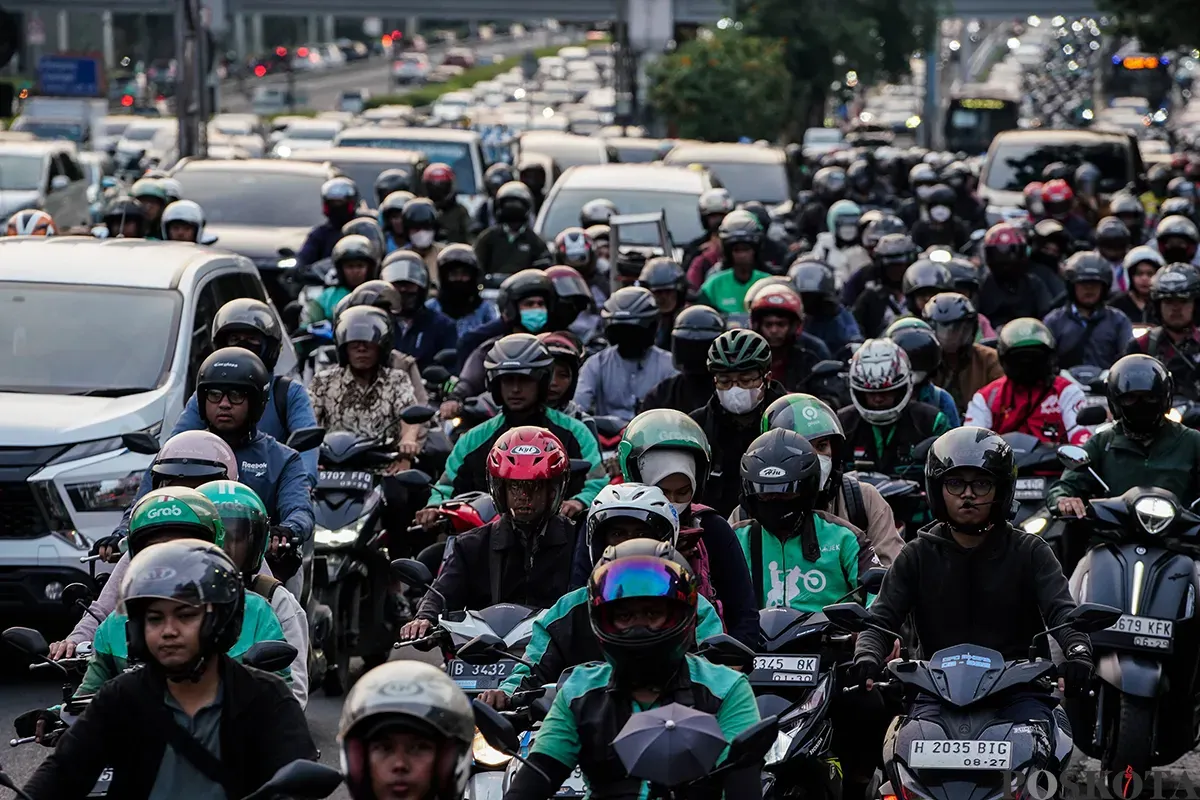 Ribuan kendaraan melintas perlahan saat jam pulang kerja di Jalan Gatot Subroto, Jakarta Selatan, Selasa, 8 April 2025. (Sumber: Poskota/Bilal Nugraha Ginanjar)