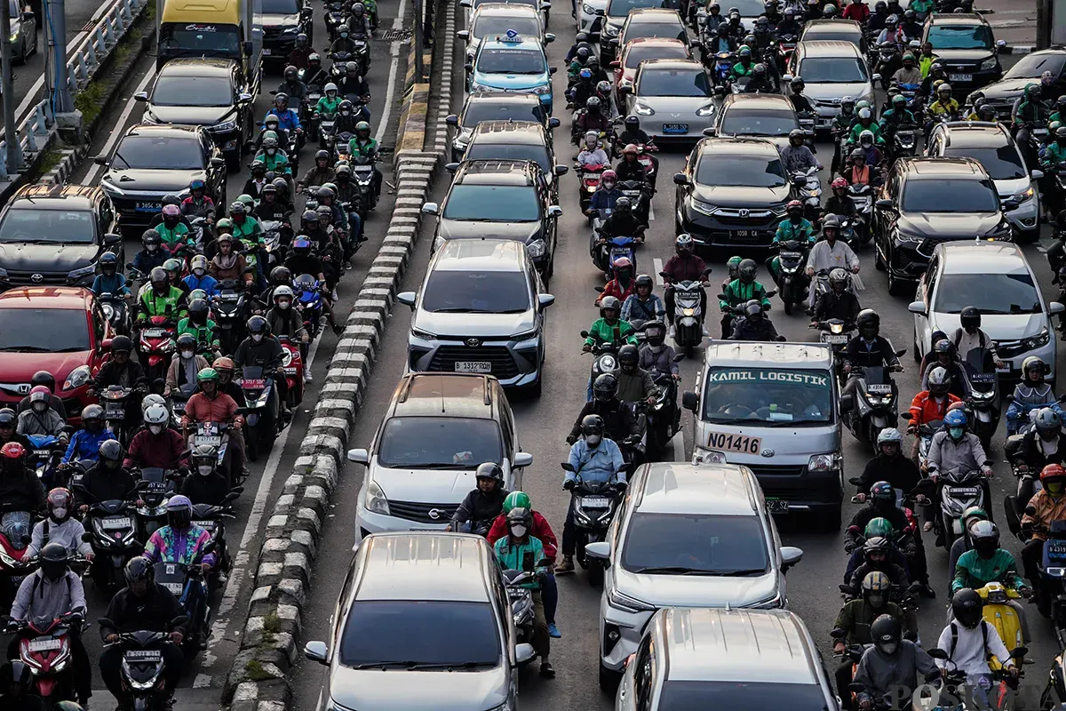 Ribuan kendaraan melintas perlahan saat jam pulang kerja di Jalan Gatot Subroto, Jakarta Selatan, Selasa, 8 April 2025. (Sumber: Poskota/Bilal Nugraha Ginanjar)