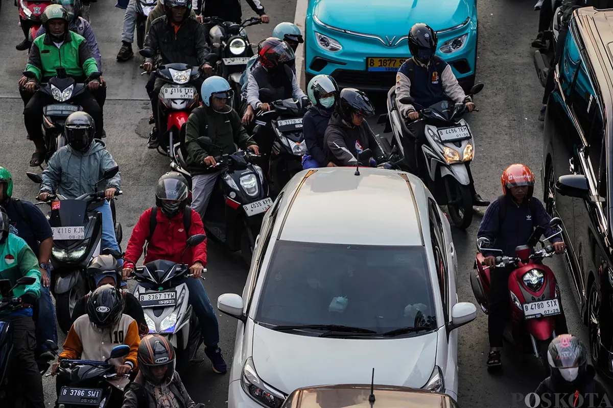 Ribuan kendaraan melintas perlahan saat jam pulang kerja di Jalan Gatot Subroto, Jakarta Selatan, Selasa, 8 April 2025. (Sumber: Poskota/Bilal Nugraha Ginanjar)