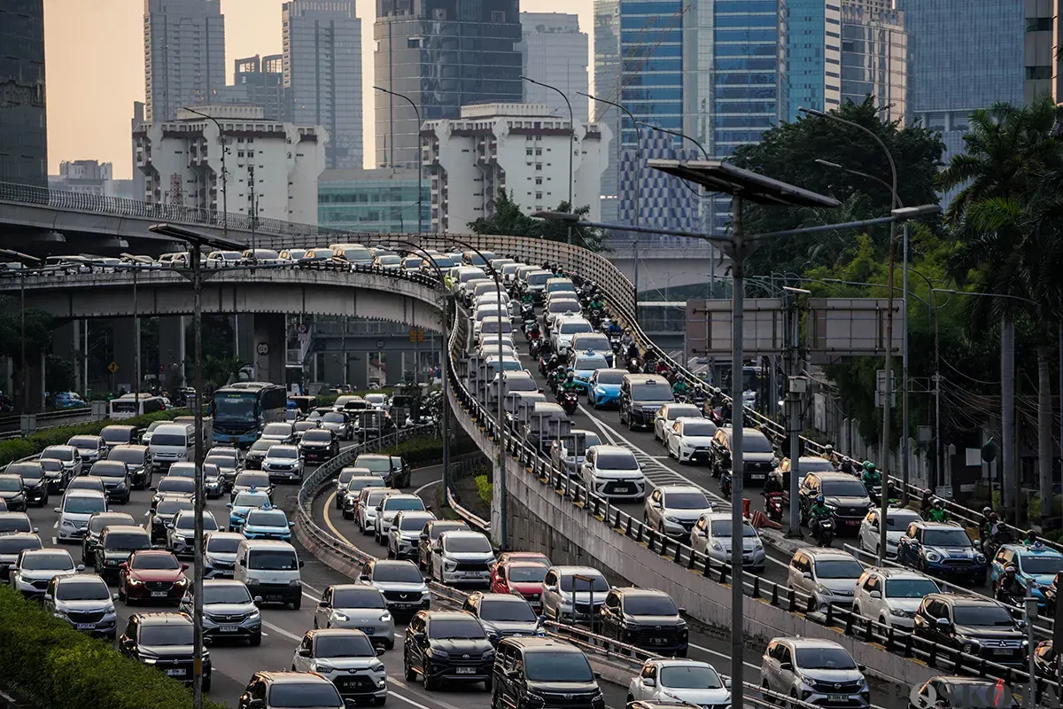 Ribuan kendaraan melintas perlahan saat jam pulang kerja di Jalan Gatot Subroto, Jakarta Selatan, Selasa, 8 April 2025. (Sumber: Poskota/Bilal Nugraha Ginanjar)