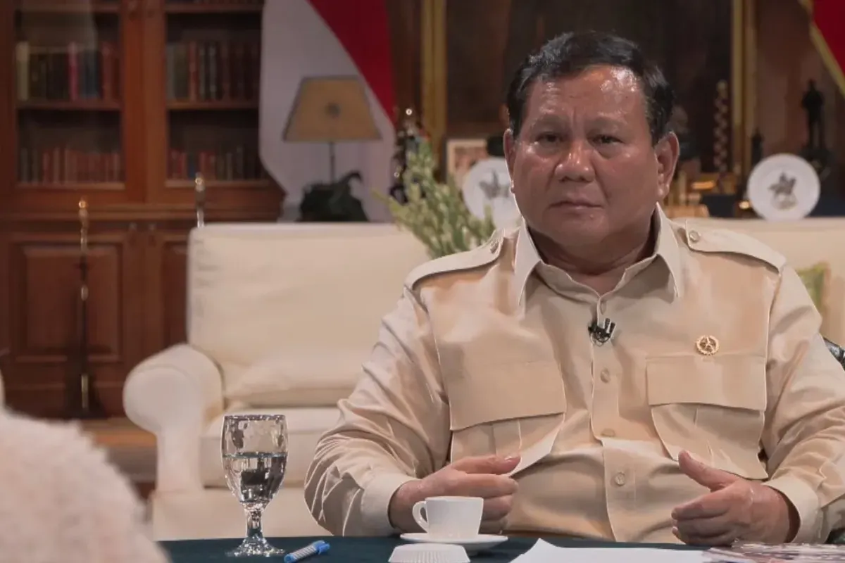 Presiden Prabowo saat menjawab pertanyaan sejumlah pemimpin redaksi. (Sumber: YouTube/Najwa Shihab)