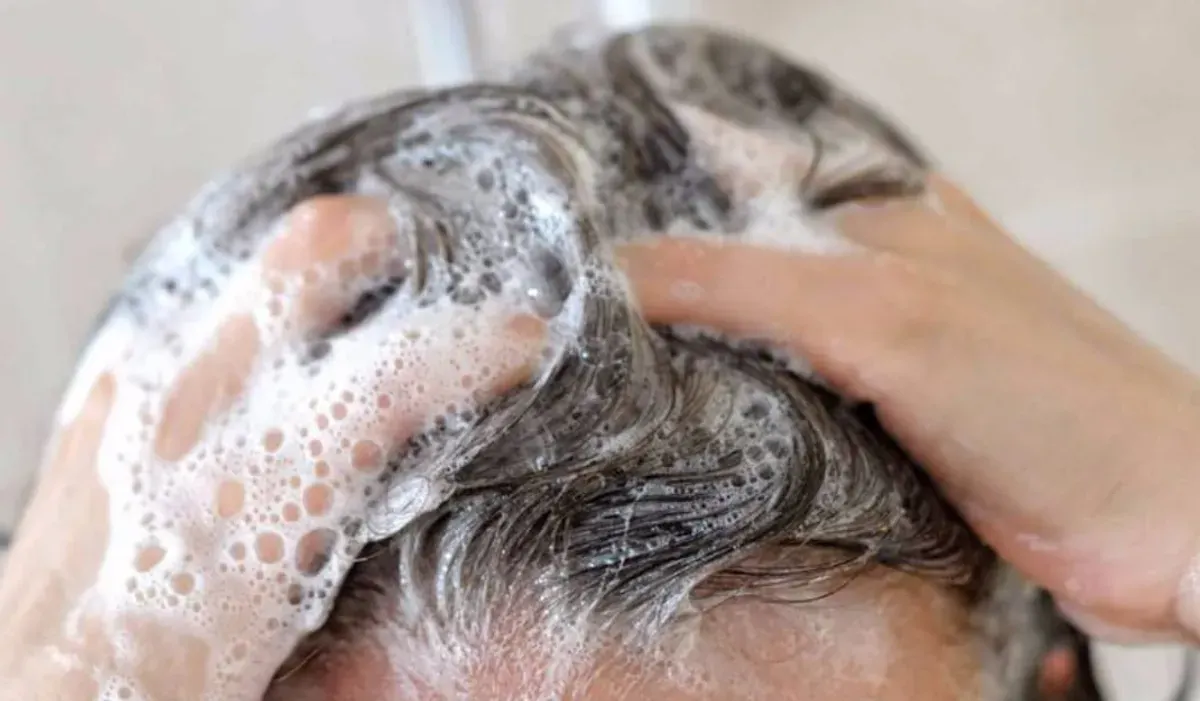 Ilustrasi, cara mengatasi kutu rambut pada si kecil secara alami. (Sumber: Pinterest)