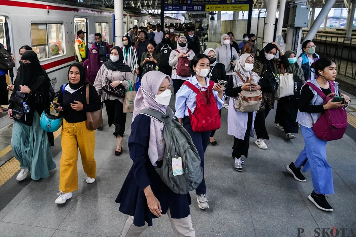 Sejumlah pekerja memadati Stasiun Manggarai, Jakarta, pada saat jam pulang kerja, Rabu, 9 April 2025. (Sumber: Poskota/Bilal Nugraha Ginanjar)