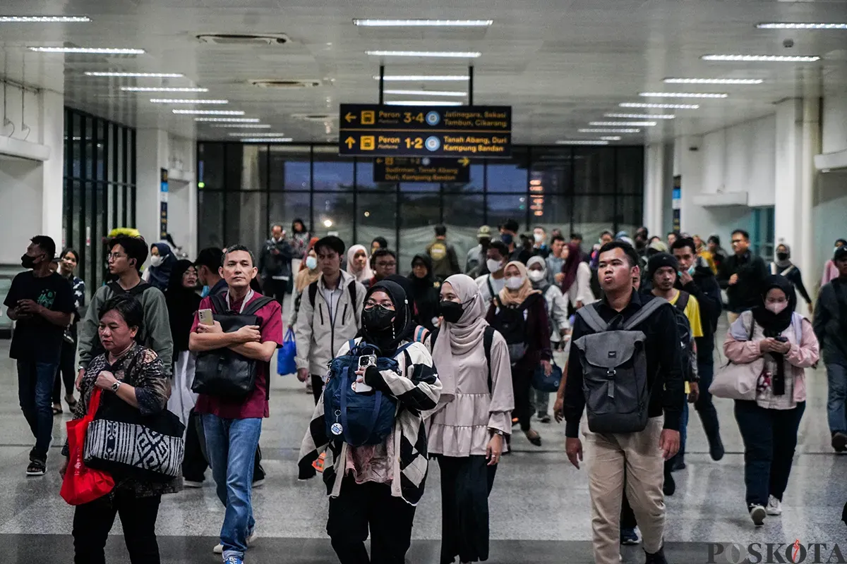 Sejumlah pekerja memadati Stasiun Manggarai, Jakarta, pada saat jam pulang kerja, Rabu, 9 April 2025. (Sumber: Poskota/Bilal Nugraha Ginanjar)