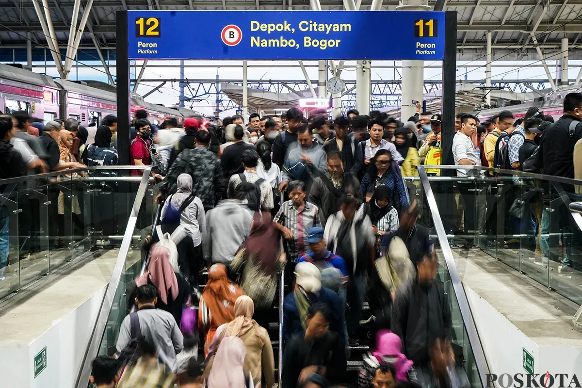 Sejumlah pekerja memadati Stasiun Manggarai, Jakarta, pada saat jam pulang kerja, Rabu, 9 April 2025. (Sumber: Poskota/Bilal Nugraha Ginanjar)