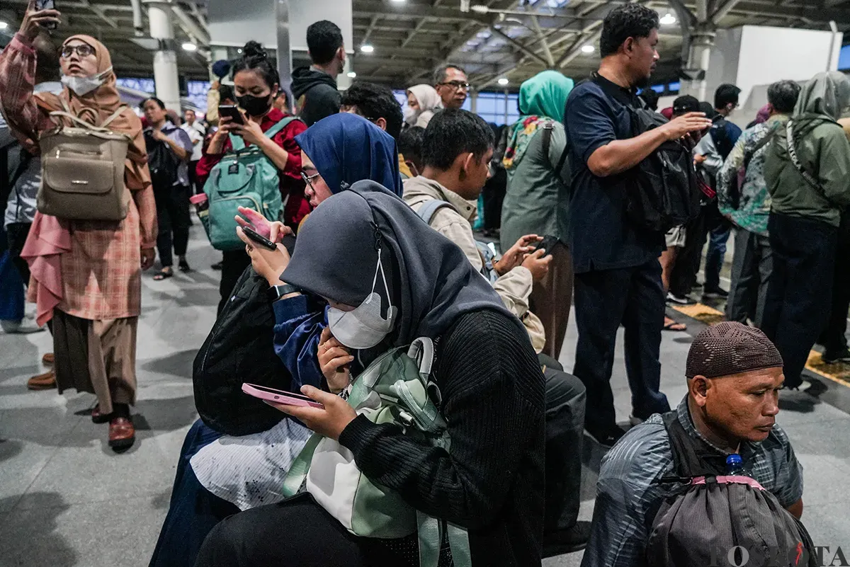 Sejumlah pekerja memadati Stasiun Manggarai, Jakarta, pada saat jam pulang kerja, Rabu, 9 April 2025. (Sumber: Poskota/Bilal Nugraha Ginanjar)