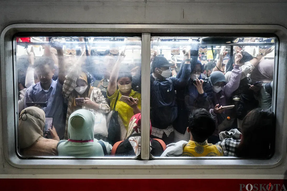 Sejumlah pekerja memadati Stasiun Manggarai, Jakarta, pada saat jam pulang kerja, Rabu, 9 April 2025. (Sumber: Poskota/Bilal Nugraha Ginanjar)
