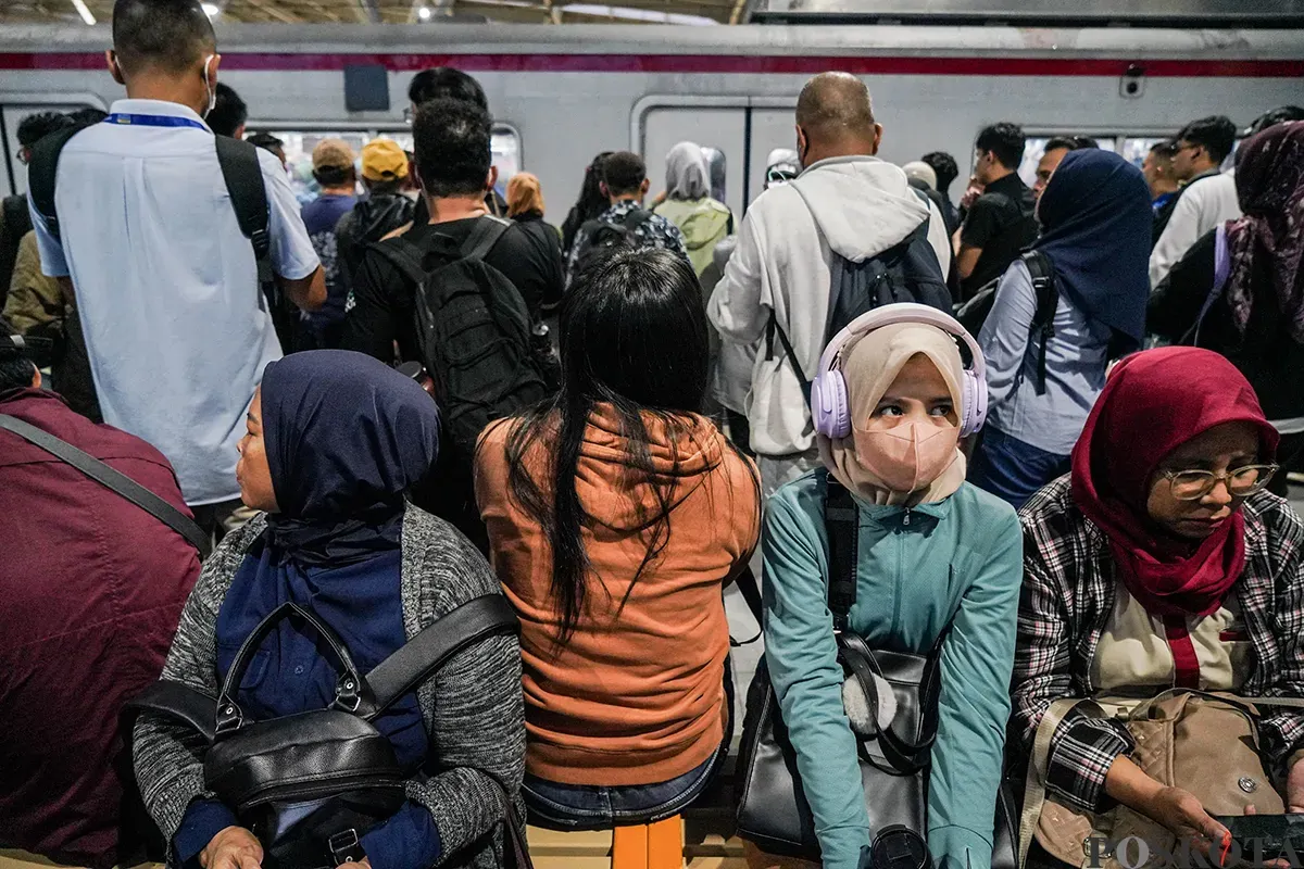 Sejumlah pekerja memadati Stasiun Manggarai, Jakarta, pada saat jam pulang kerja, Rabu, 9 April 2025. (Sumber: Poskota/Bilal Nugraha Ginanjar)