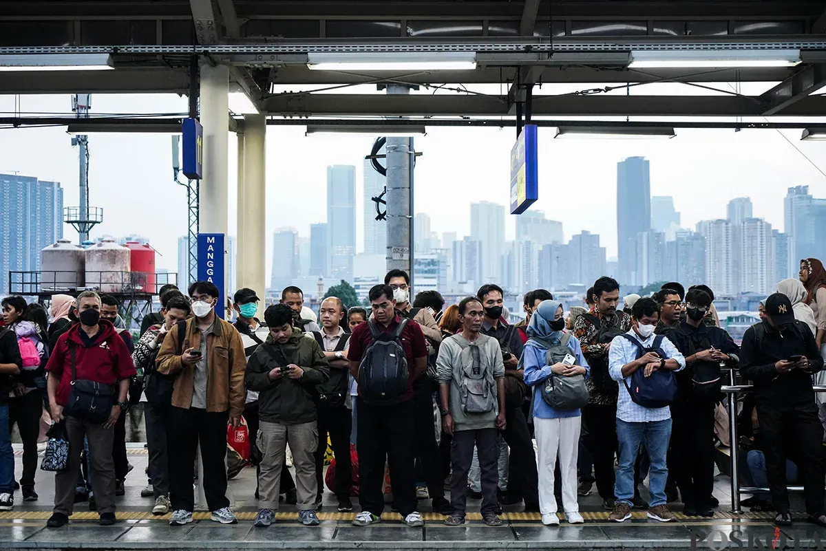 Sejumlah pekerja memadati Stasiun Manggarai, Jakarta, pada saat jam pulang kerja, Rabu, 9 April 2025. (Sumber: Poskota/Bilal Nugraha Ginanjar)