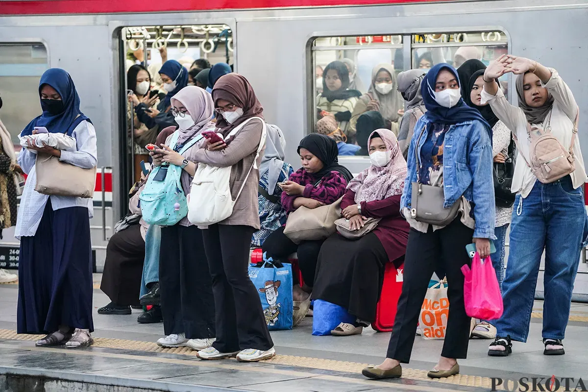 Sejumlah pekerja memadati Stasiun Manggarai, Jakarta, pada saat jam pulang kerja, Rabu, 9 April 2025. (Sumber: Poskota/Bilal Nugraha Ginanjar)