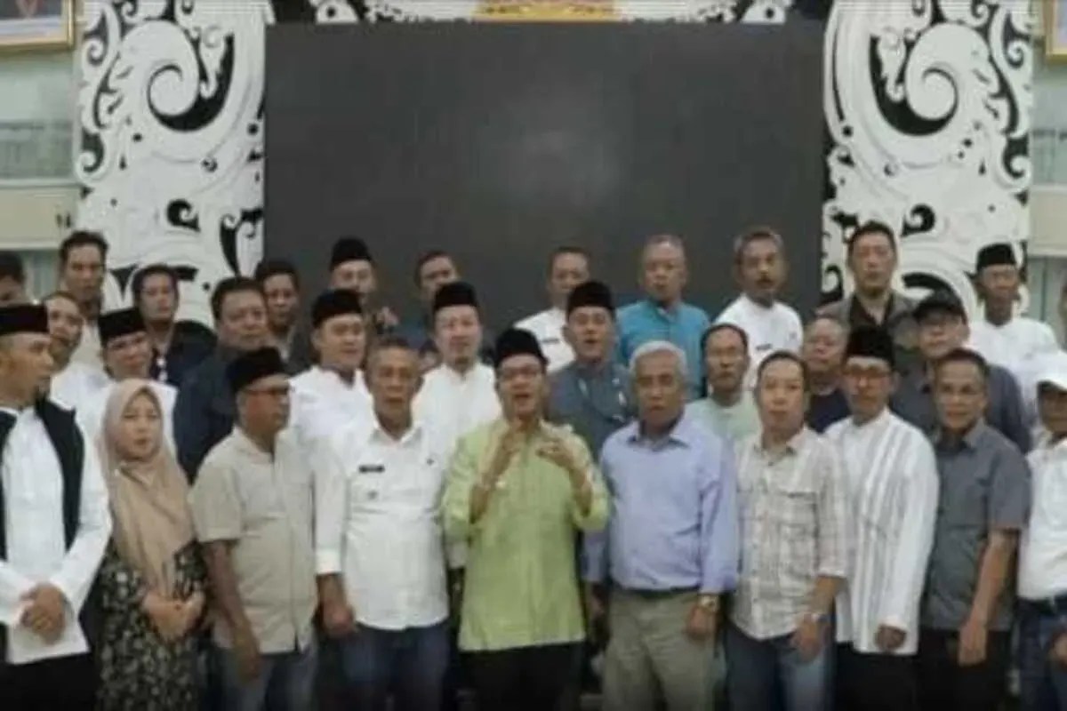 Bupati Bandung Dadang Supriatna (berbaju hijau) bersama para Ketua DPK APDESI, Ketua APDESI Kabupaten Bandung, dan jajaran usai rapat konsolidasi terkait percepatan pembentukan Koperasi Desa/Kelurahan Merah Putih. (Sumber: Dok. Humas Pemkab Bandung)