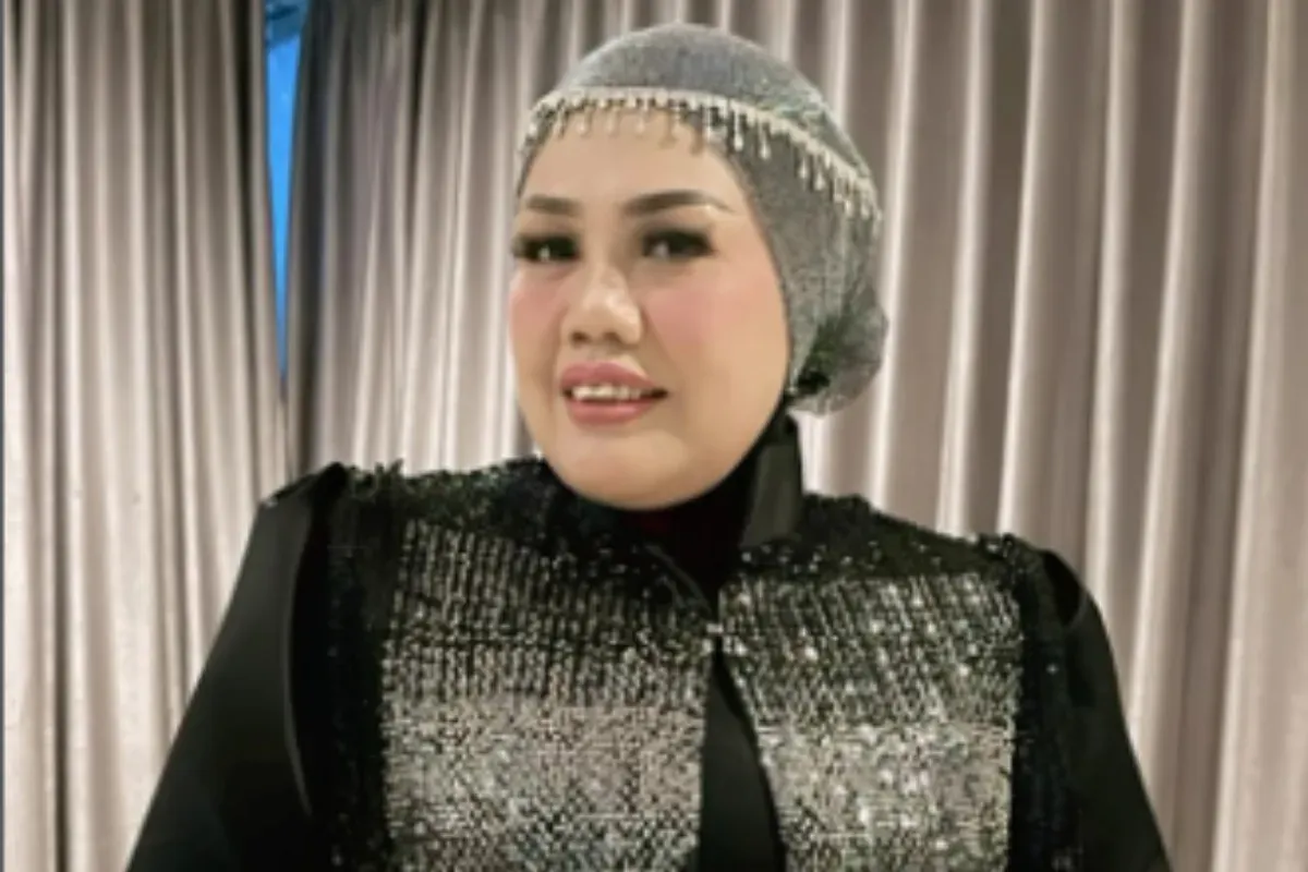 Lisa Mariana Bantah Pernah Minta Tolong ke Elly Sugigi Terkait Masalah Ridwan Kamil (Sumber: Instagram/@ellysugigi_real_)