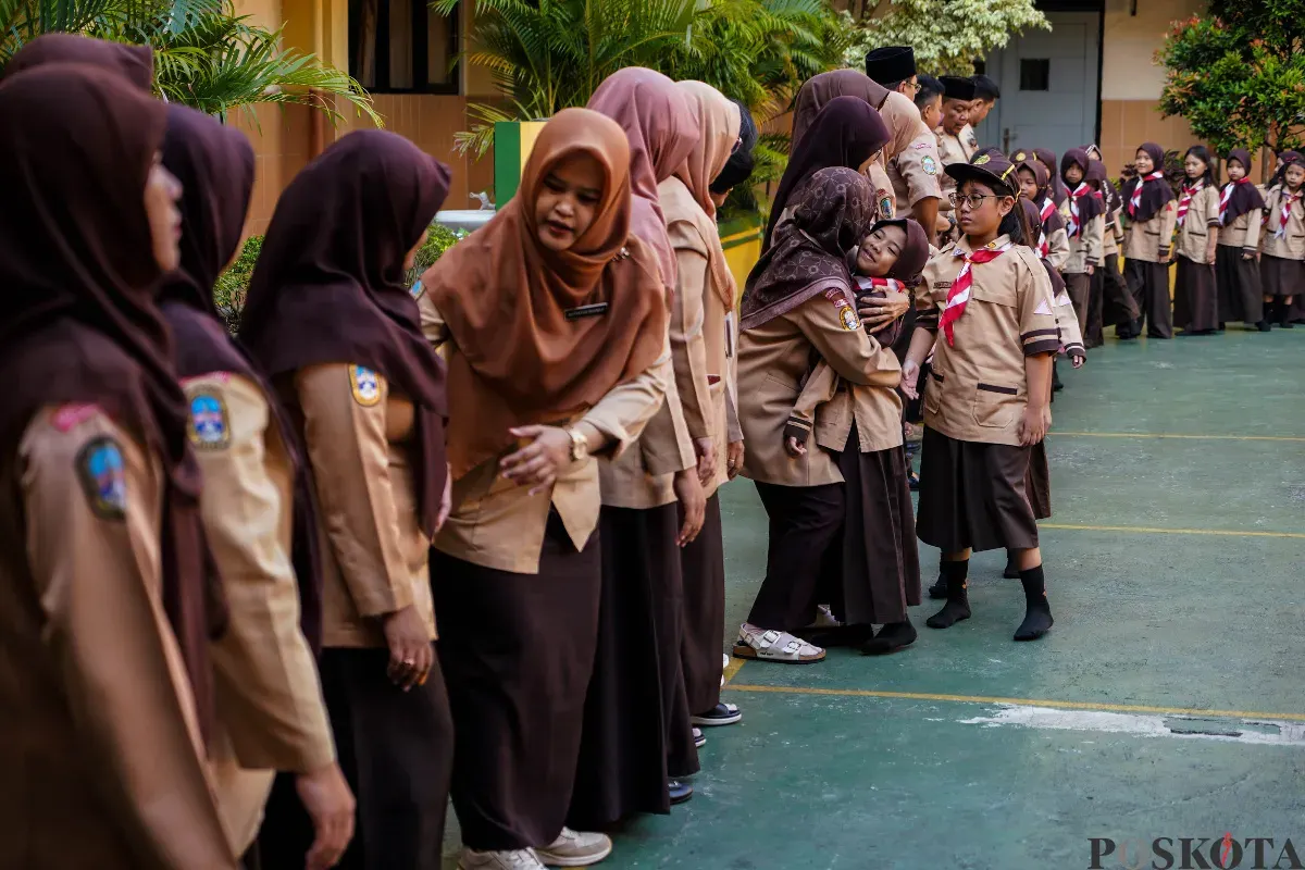 Sejumlah siswa Sekolah Dasar (SD) mengikuti acara halal bihalal yang diselingi dengan mendengarkan cerita dari pendongeng di lapangan SDN Tebet Timur 17, Tebet, Jakarta Selatan, Rabu, 9 April 2025. (Sumber: Poskota/ Bilal Nugraha Ginanjar)