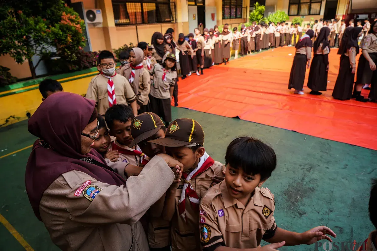 Sejumlah siswa Sekolah Dasar (SD) mengikuti acara halal bihalal yang diselingi dengan mendengarkan cerita dari pendongeng di lapangan SDN Tebet Timur 17, Tebet, Jakarta Selatan, Rabu, 9 April 2025. (Sumber: Poskota/ Bilal Nugraha Ginanjar)