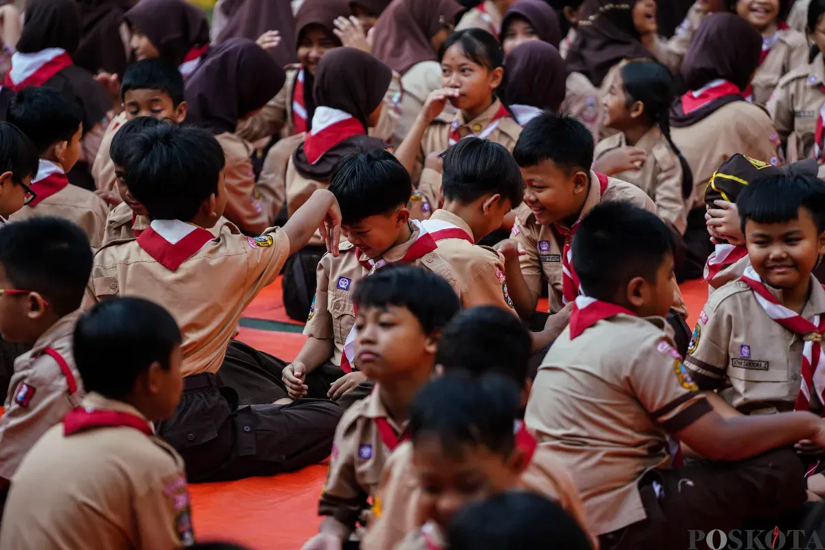 Sejumlah siswa Sekolah Dasar (SD) mengikuti acara halal bihalal yang diselingi dengan mendengarkan cerita dari pendongeng di lapangan SDN Tebet Timur 17, Tebet, Jakarta Selatan, Rabu, 9 April 2025. (Sumber: Poskota/ Bilal Nugraha Ginanjar)
