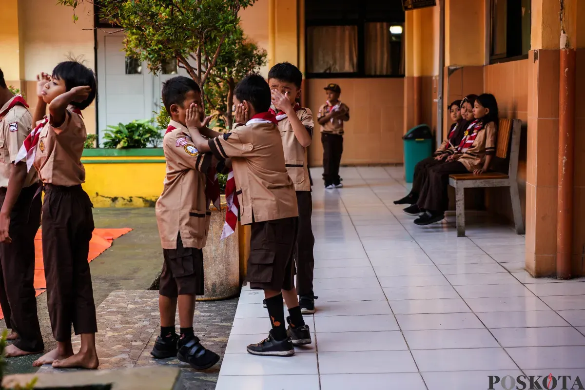 Sejumlah siswa Sekolah Dasar (SD) mengikuti acara halal bihalal yang diselingi dengan mendengarkan cerita dari pendongeng di lapangan SDN Tebet Timur 17, Tebet, Jakarta Selatan, Rabu, 9 April 2025. (Sumber: Poskota/ Bilal Nugraha Ginanjar)