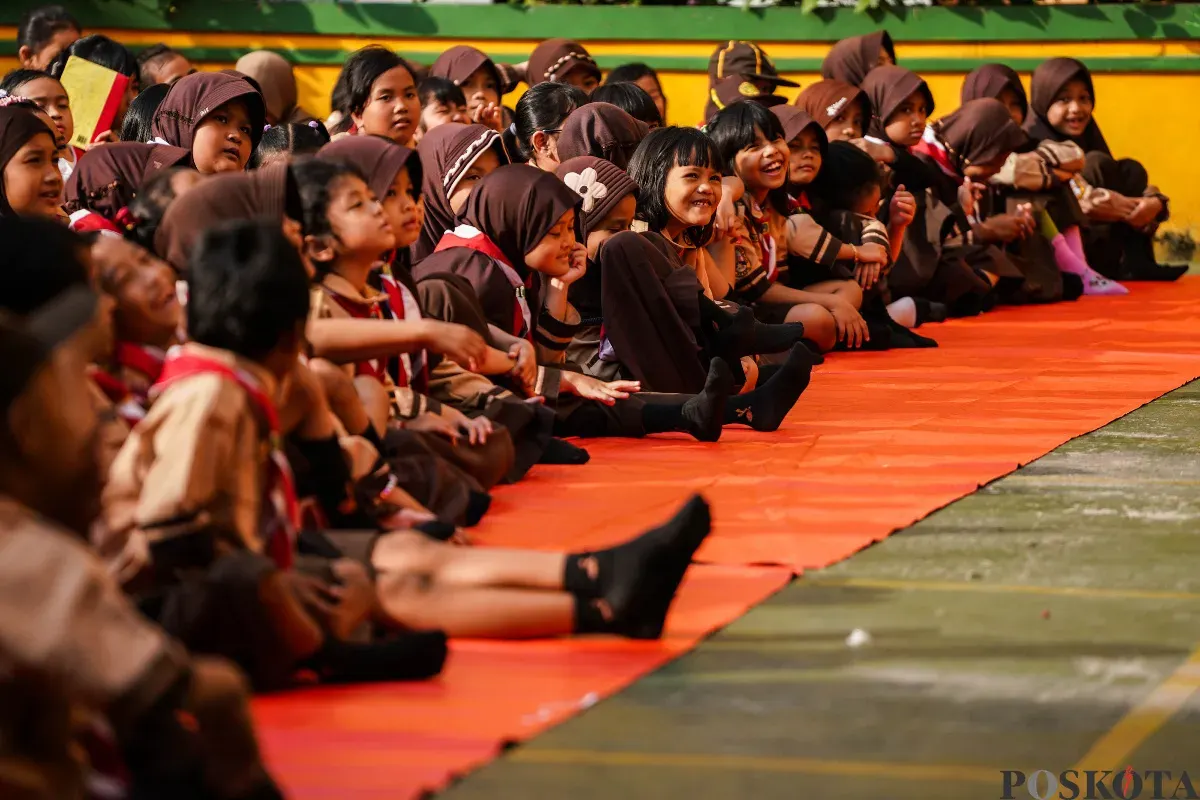 Sejumlah siswa Sekolah Dasar (SD) mengikuti acara halal bihalal yang diselingi dengan mendengarkan cerita dari pendongeng di lapangan SDN Tebet Timur 17, Tebet, Jakarta Selatan, Rabu, 9 April 2025. (Sumber: Poskota/ Bilal Nugraha Ginanjar)