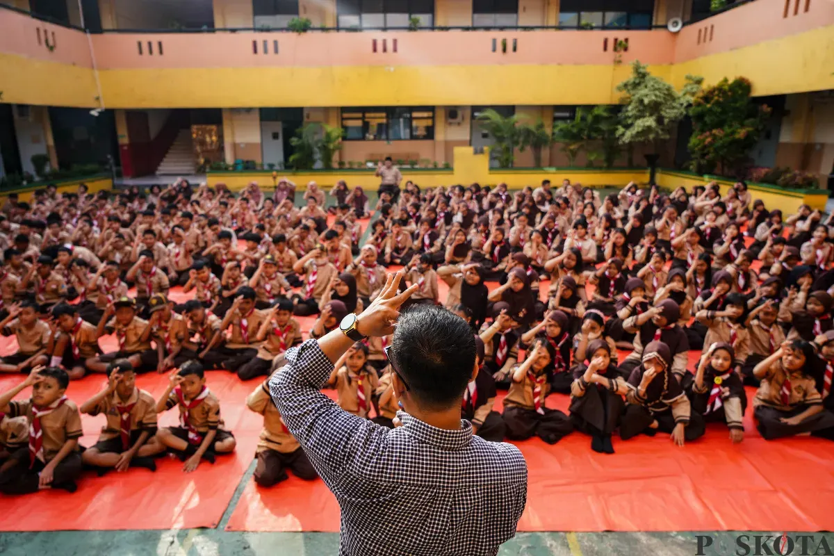 Sejumlah siswa Sekolah Dasar (SD) mengikuti acara halal bihalal yang diselingi dengan mendengarkan cerita dari pendongeng di lapangan SDN Tebet Timur 17, Tebet, Jakarta Selatan, Rabu, 9 April 2025. (Sumber: Poskota/ Bilal Nugraha Ginanjar)
