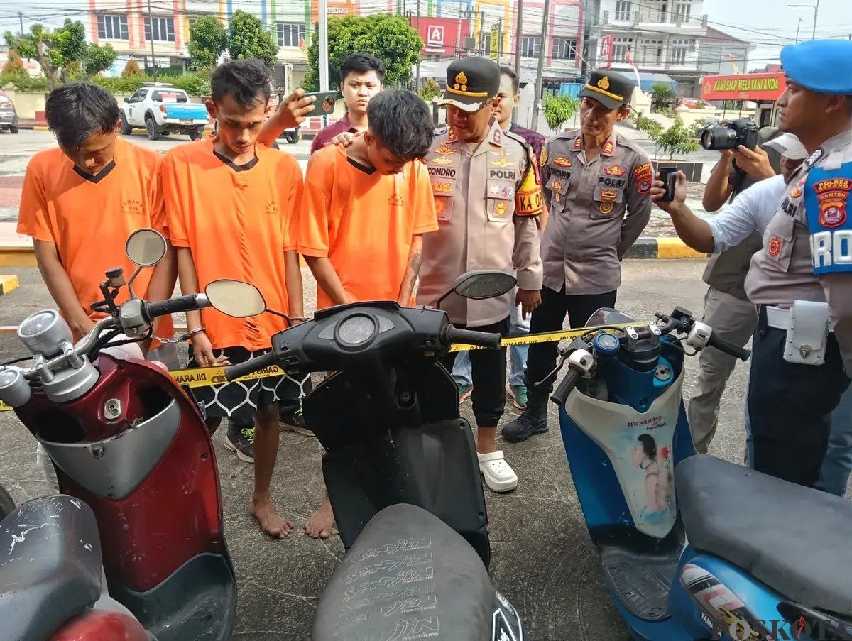 Tiga begundal curanmor menunduk lesu setelah nekat mencuri motor dinas polisi yang sedang salat Subuh di masjid. Barang bukti motor hasil kejahatan turut dipajang dalam konferensi pers di Mapolsek Cikande. (Sumber: Poskota/Rahmat Haryono)