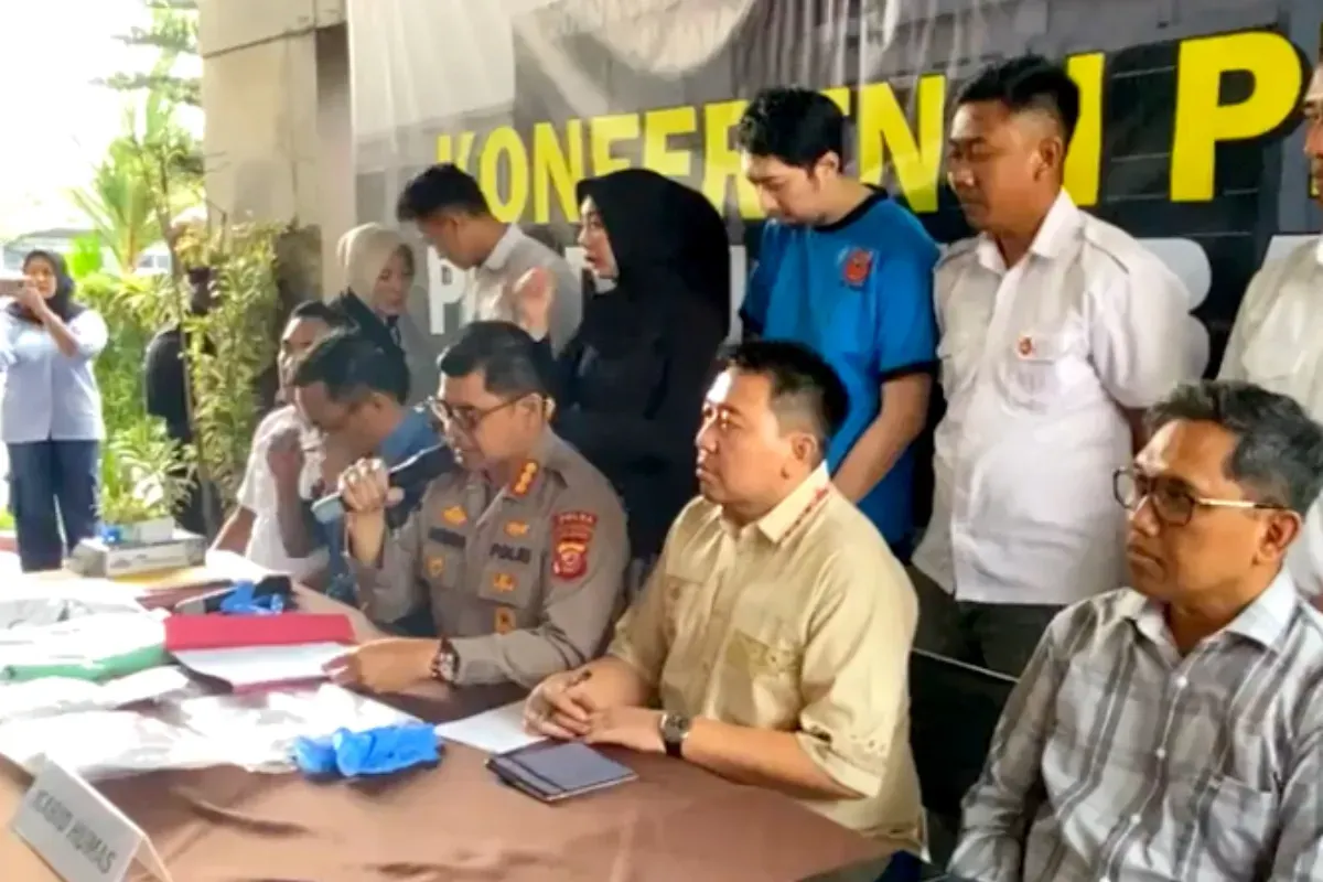Tangkapan layar. Konferensi pers Polda Jabar saat mengungkap kasus kekerasan seksual oleh dokter PPDS di RSHS. (Sumber: X/@humaspoldajbr)