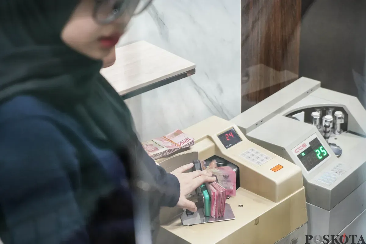 Petugas memeriksa pecahan uang dollar AS di tempat penukaran uang valuta asing PT Valuta Artha Mas di Kuningan, Jakarta Selatan, Rabu, 9 April 2025. (Sumber: Poskota/ Bilal Nugraha Ginanjar)