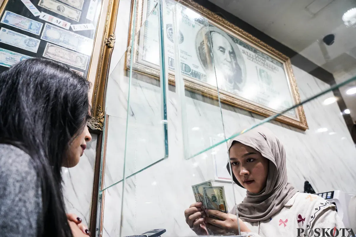 Petugas memeriksa pecahan uang dollar AS di tempat penukaran uang valuta asing PT Valuta Artha Mas di Kuningan, Jakarta Selatan, Rabu, 9 April 2025. (Sumber: Poskota/ Bilal Nugraha Ginanjar)