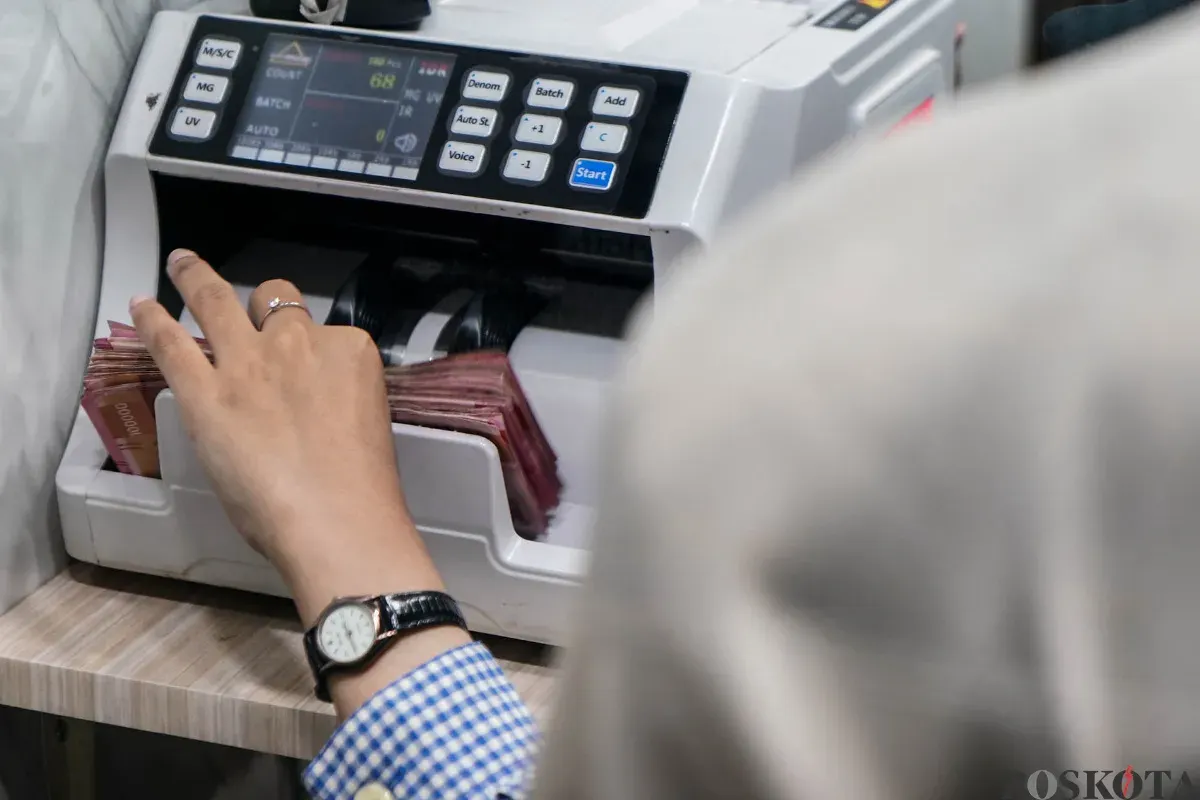 Petugas memeriksa pecahan uang dollar AS di tempat penukaran uang valuta asing PT Valuta Artha Mas di Kuningan, Jakarta Selatan, Rabu, 9 April 2025. (Sumber: Poskota/ Bilal Nugraha Ginanjar)