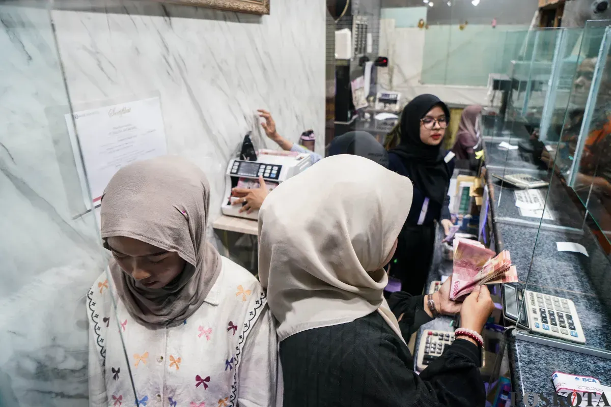 Petugas memeriksa pecahan uang dollar AS di tempat penukaran uang valuta asing PT Valuta Artha Mas di Kuningan, Jakarta Selatan, Rabu, 9 April 2025. (Sumber: Poskota/ Bilal Nugraha Ginanjar)