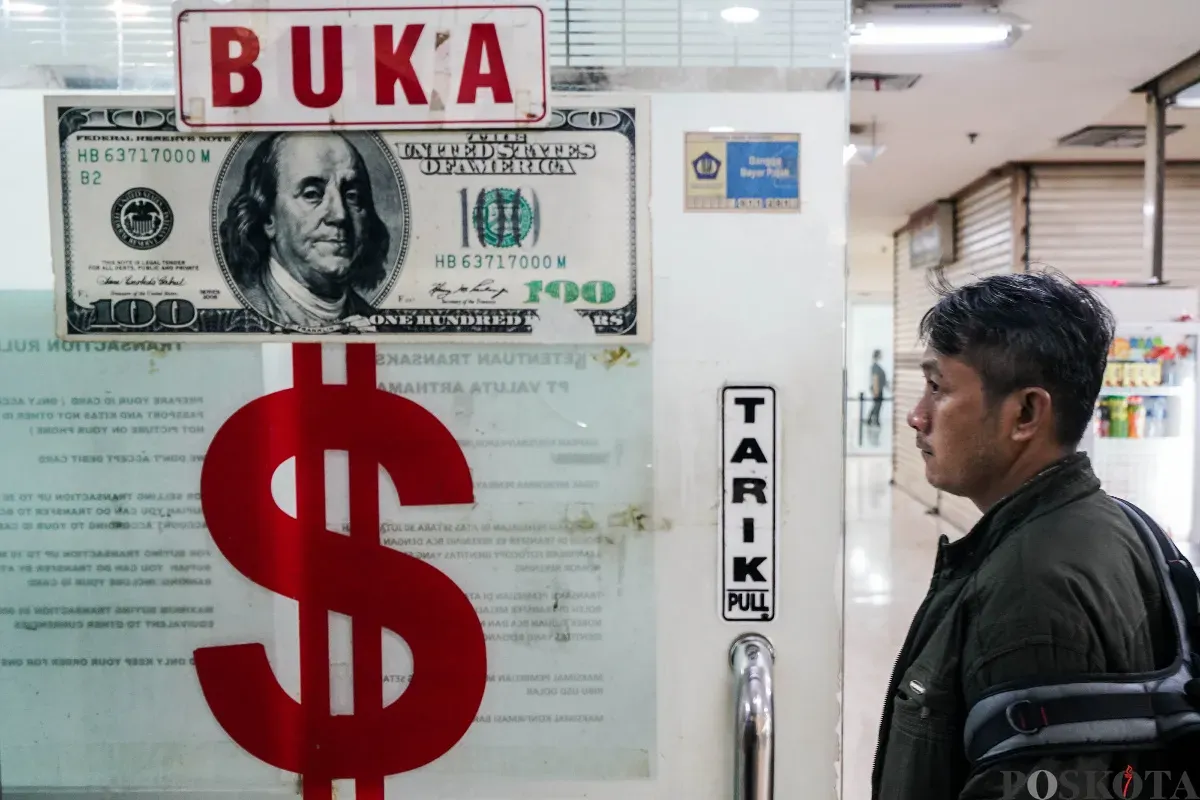 Petugas memeriksa pecahan uang dollar AS di tempat penukaran uang valuta asing PT Valuta Artha Mas di Kuningan, Jakarta Selatan, Rabu, 9 April 2025. (Sumber: Poskota/ Bilal Nugraha Ginanjar)