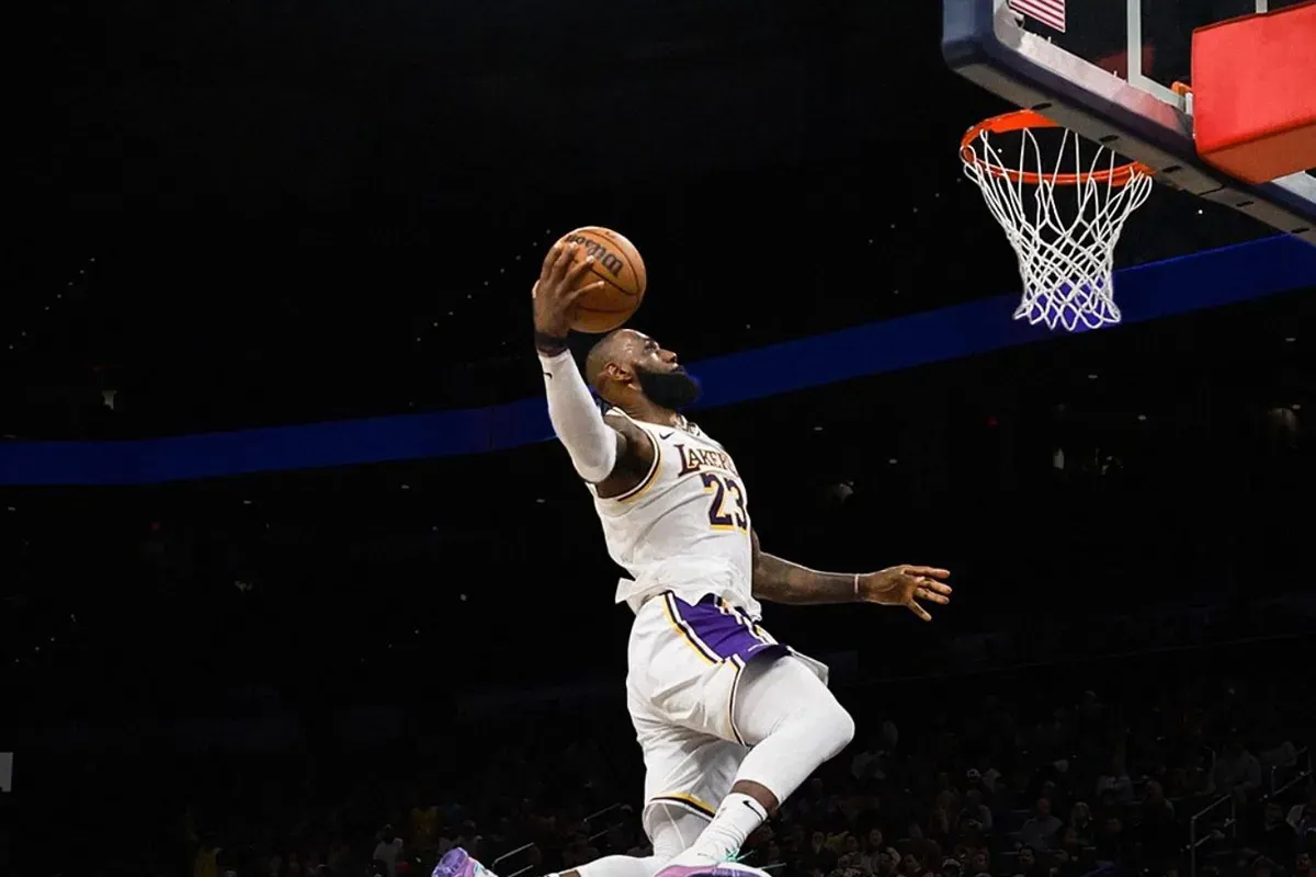 Pemain LA Lakers, LeBron James harus berjuang ekstra di tiga laga sisa babak reguler untuk mengamankan tempat di babak playoffs NBA 2025. (Sumber: Instagram @lakers)