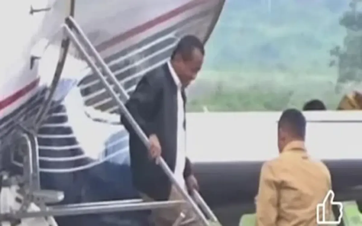Menteri ESDM, Bahlil Lahadalia turun dari pesawat jet pribadi di Bandara Adi Soemarmo, Boyolali, Jawa Tengah. (Sumber: officiallambeturah)