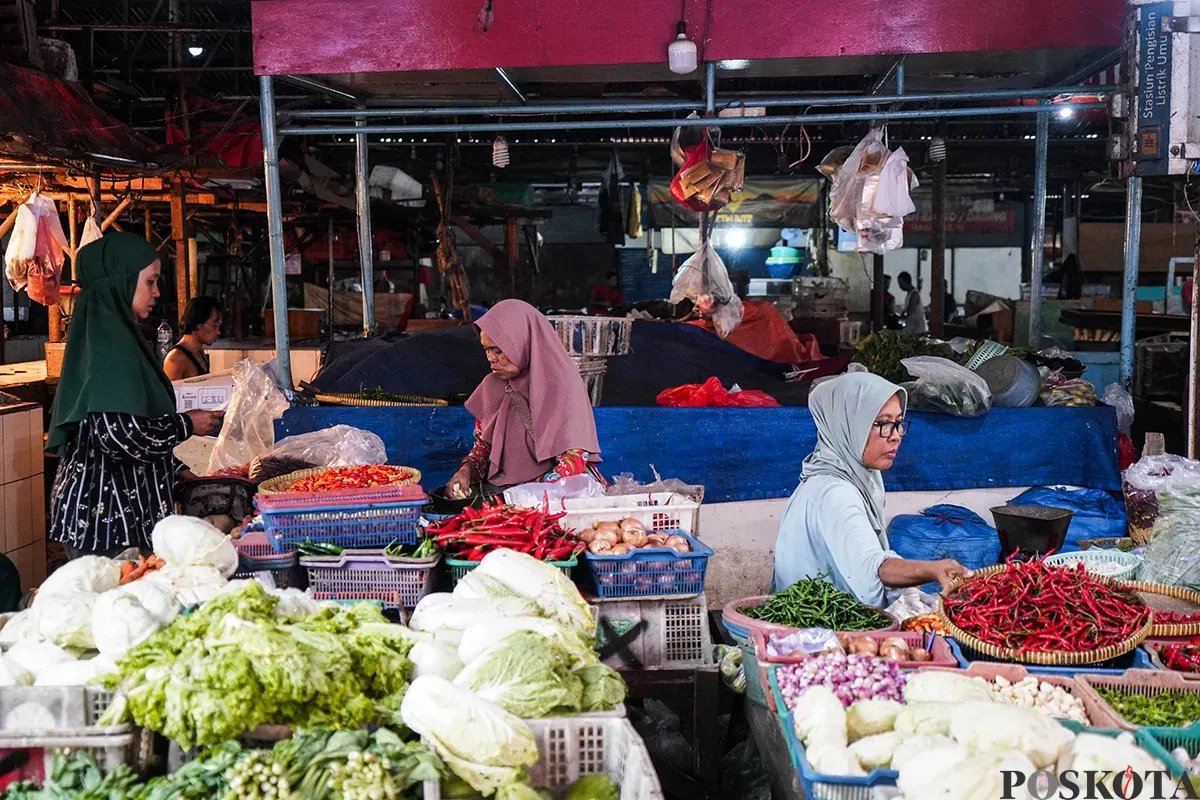 Sejumlah pedagang menjajakan barang dagangannya di lapak sayur dan daging di Pasar Kebayoran Lama, Jakarta Selatan, Kamis, 10 April 2025. (Sumber: Poskota/Bilal Nugraha Ginanjar)