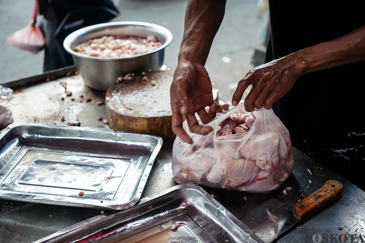 Sejumlah pedagang menjajakan barang dagangannya di lapak sayur dan daging di Pasar Kebayoran Lama, Jakarta Selatan, Kamis, 10 April 2025. (Sumber: Poskota/Bilal Nugraha Ginanjar)