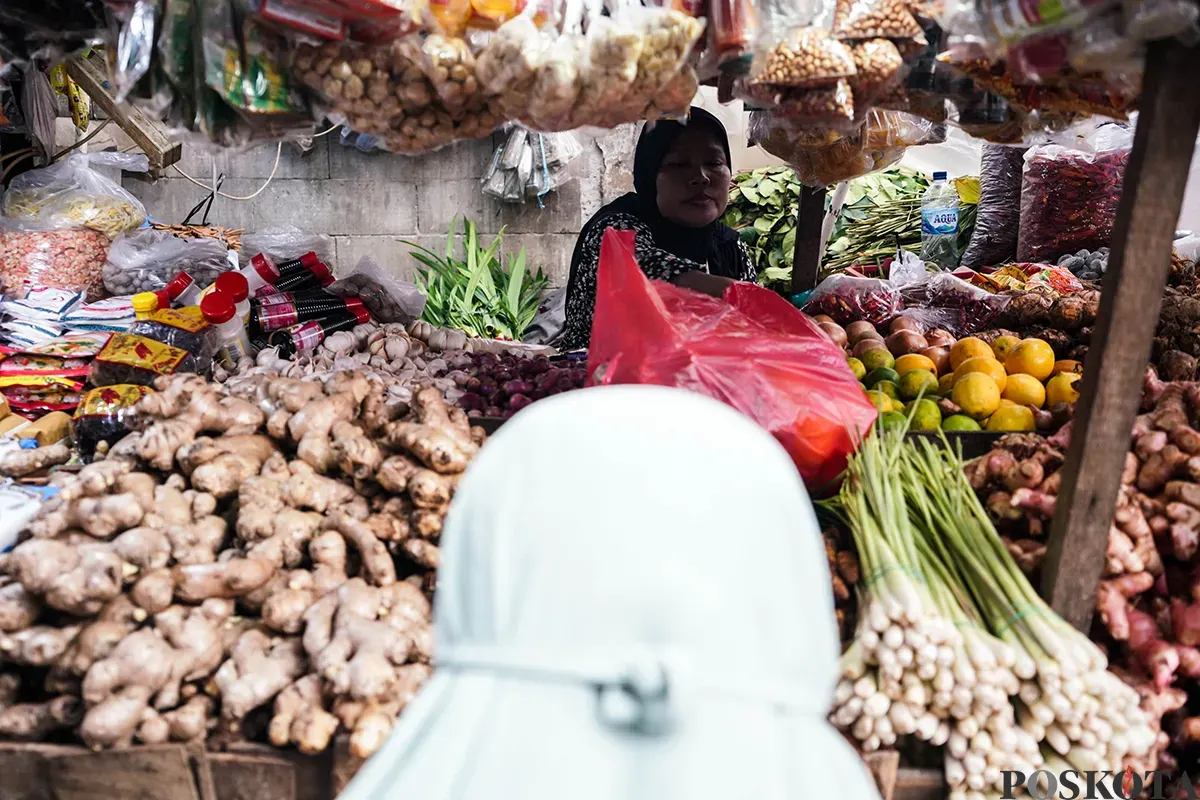 Sejumlah pedagang menjajakan barang dagangannya di lapak sayur dan daging di Pasar Kebayoran Lama, Jakarta Selatan, Kamis, 10 April 2025. (Sumber: Poskota/Bilal Nugraha Ginanjar)
