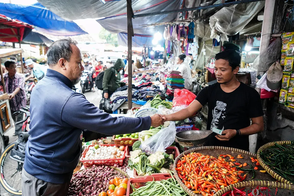 Sejumlah pedagang menjajakan barang dagangannya di lapak sayur dan daging di Pasar Kebayoran Lama, Jakarta Selatan, Kamis, 10 April 2025. (Sumber: Poskota/Bilal Nugraha Ginanjar)