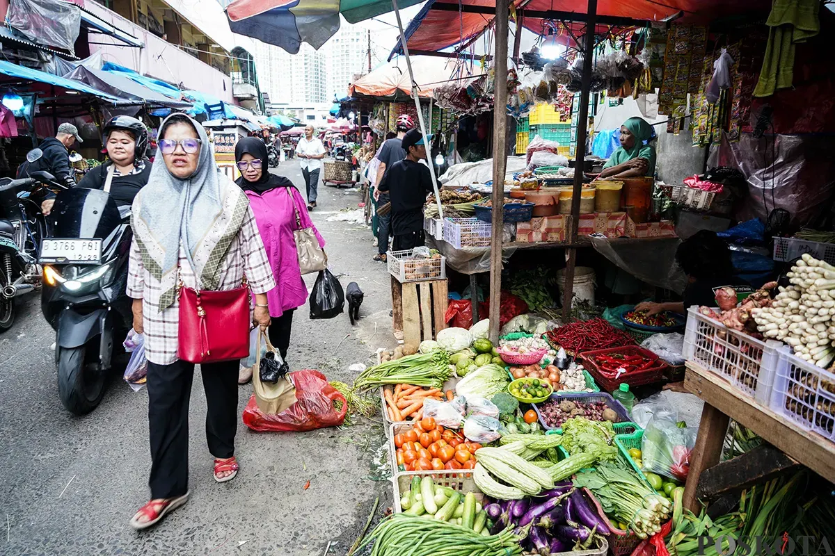 Sejumlah pedagang menjajakan barang dagangannya di lapak sayur dan daging di Pasar Kebayoran Lama, Jakarta Selatan, Kamis, 10 April 2025. (Sumber: Poskota/Bilal Nugraha Ginanjar)