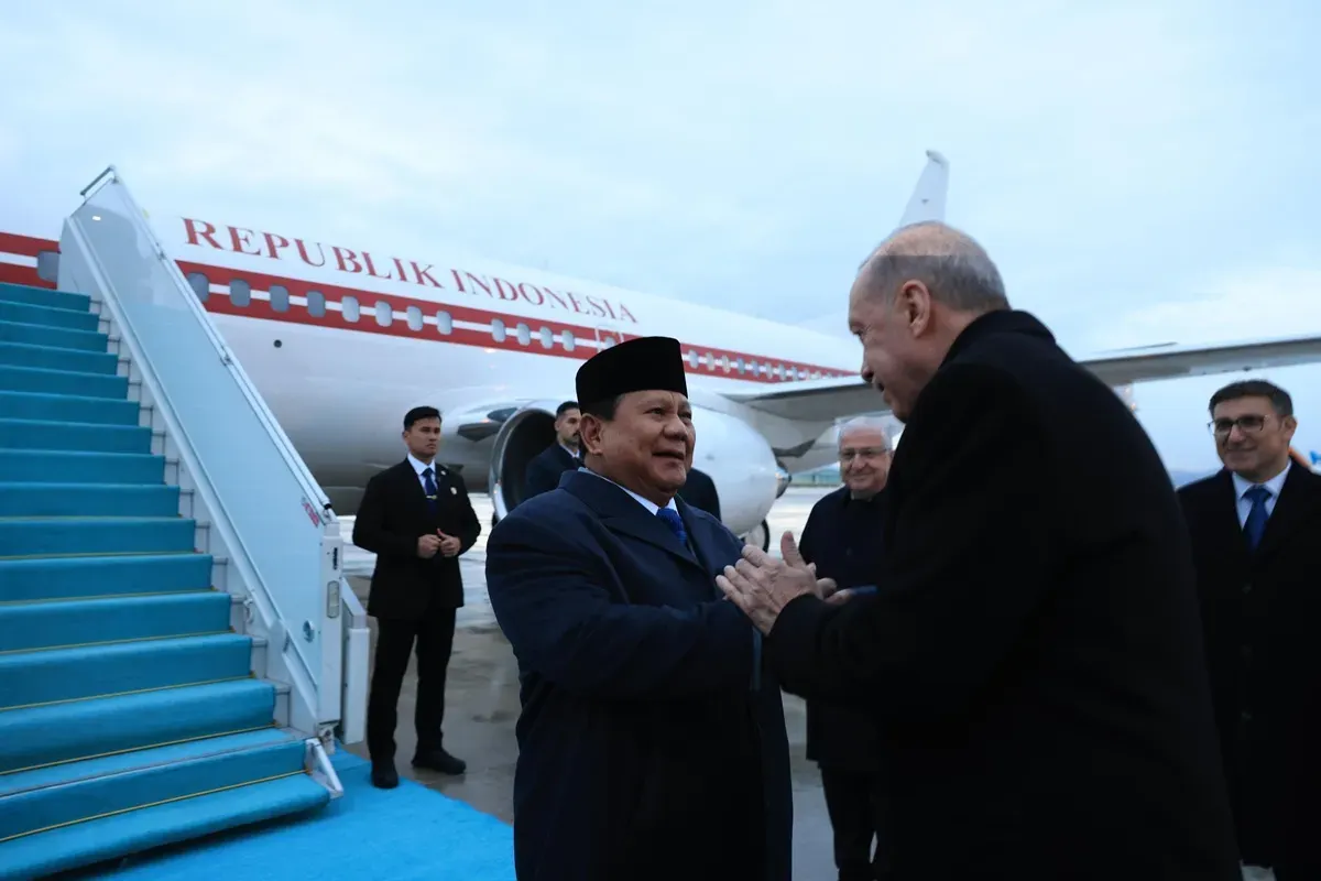 Tiba di Bandar Udara Internasional Esenboga, Ankara, Presiden Prabowo Subianto disambut Recep Tayyip Erdoğan. (Sumber: X/@prabowo)