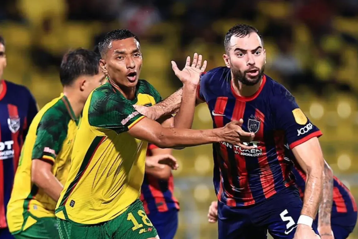 Potret pemain Johor Darul Ta'zim, Jordi Amat (kanan) yang dikabarkan menjadi incaran Persib Bandung dan Bali United. (Sumber: Instagram/@Jordiamat5)