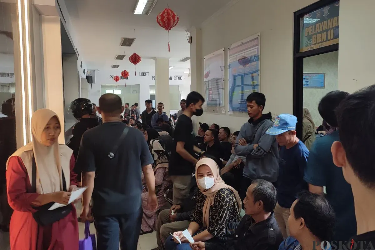 Ratusan wajib pajak kendaraan saat antre di Kantor Samsat Pandeglang, Kamis, 10 April 2025. (Sumber: Poskota/Samsul Fatoni)