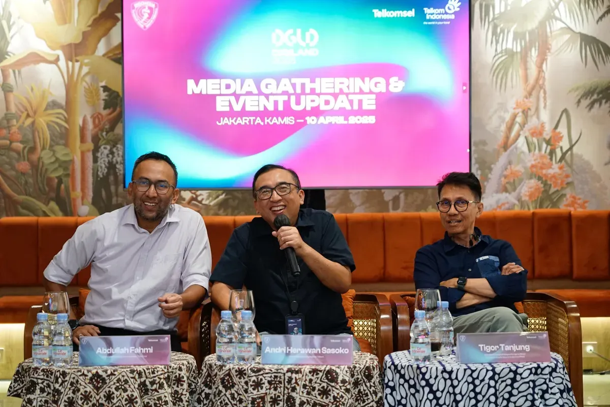 VP Brand & Marketing Communication Telkomsel Abdullah Fahmi, VP Corporate Communication Telkom Andri Herawan Sasoko, dan Sekretaris Jenderal PB PASI Tigor Tanjung. (Sumber: Dok. Telkom Indonesia)