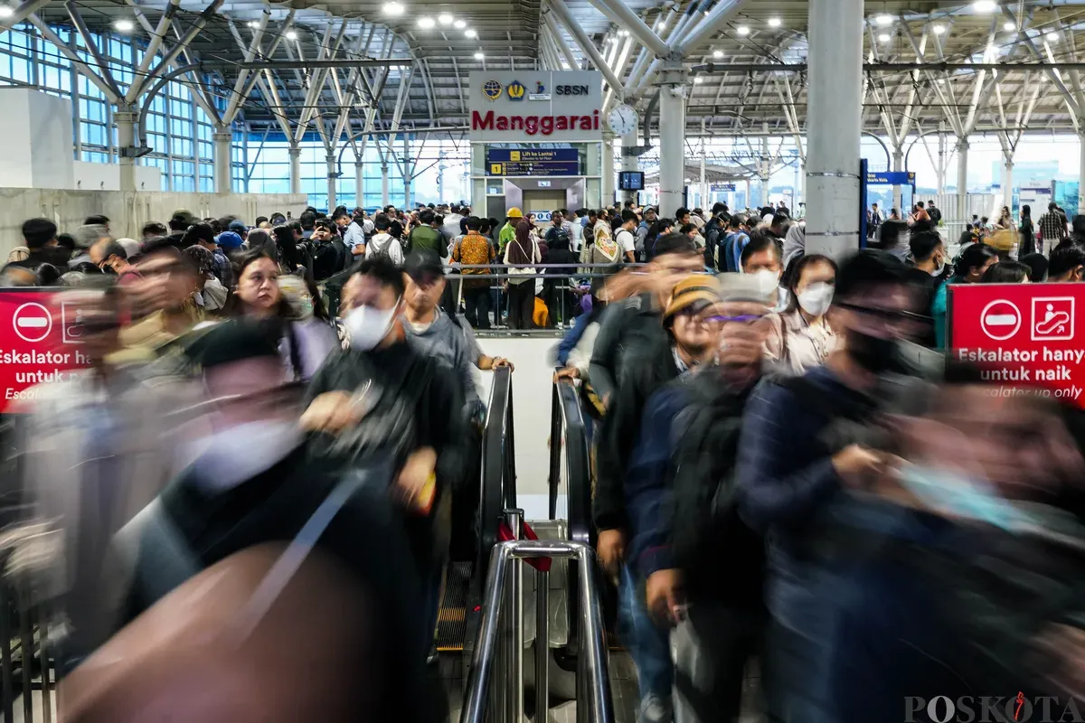 Sejumlah pekerja memadati Stasiun Manggarai, Jakarta, pada saat jam pulang kerja, Rabu, 9 April 2025. (Sumber: (Poskota/Bilal Nugraha Ginanjar))