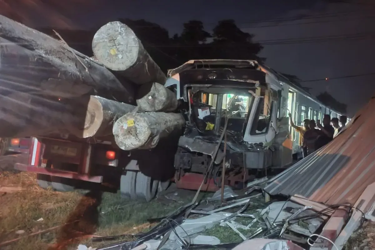 Kecelakaan maut melibatkan Kereta Api Commuter Line Jenggala dengan truk bermuatan kayu di Gresik, Jawa Timur. (Sumber: X/@txttransportasi)