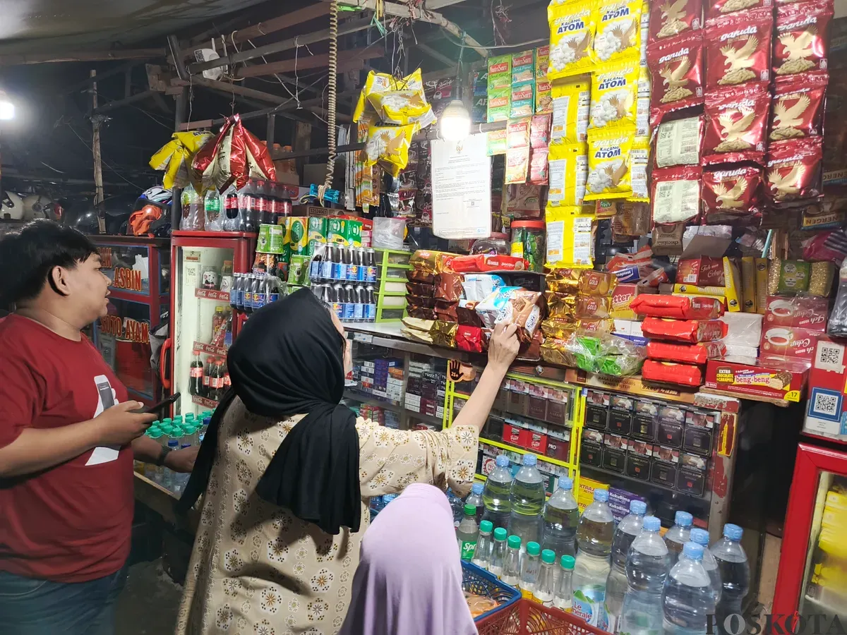 Pelanggan warung kelontong di kawasan Jakarta Selatan, Kamis, 10 April 2025. (Sumber: Poskota/Ali Mansur)