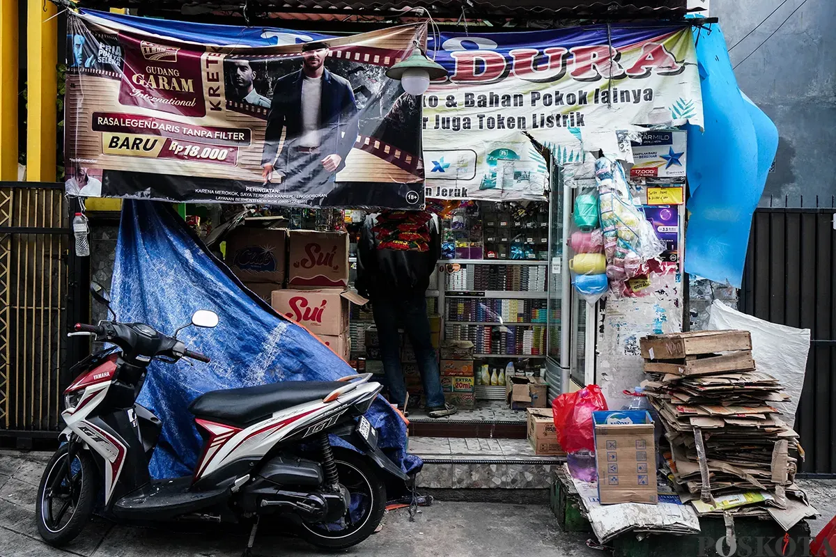 Keberadaan sejumlah warung kelontong alias Warung Madura yang beroperasi usai libur Lebaran 2025 di kawasan Palmerah, Jakarta Barat, Kamis (10/4). (Sumber: Poskota/Bilal Nugraha Ginanjar)