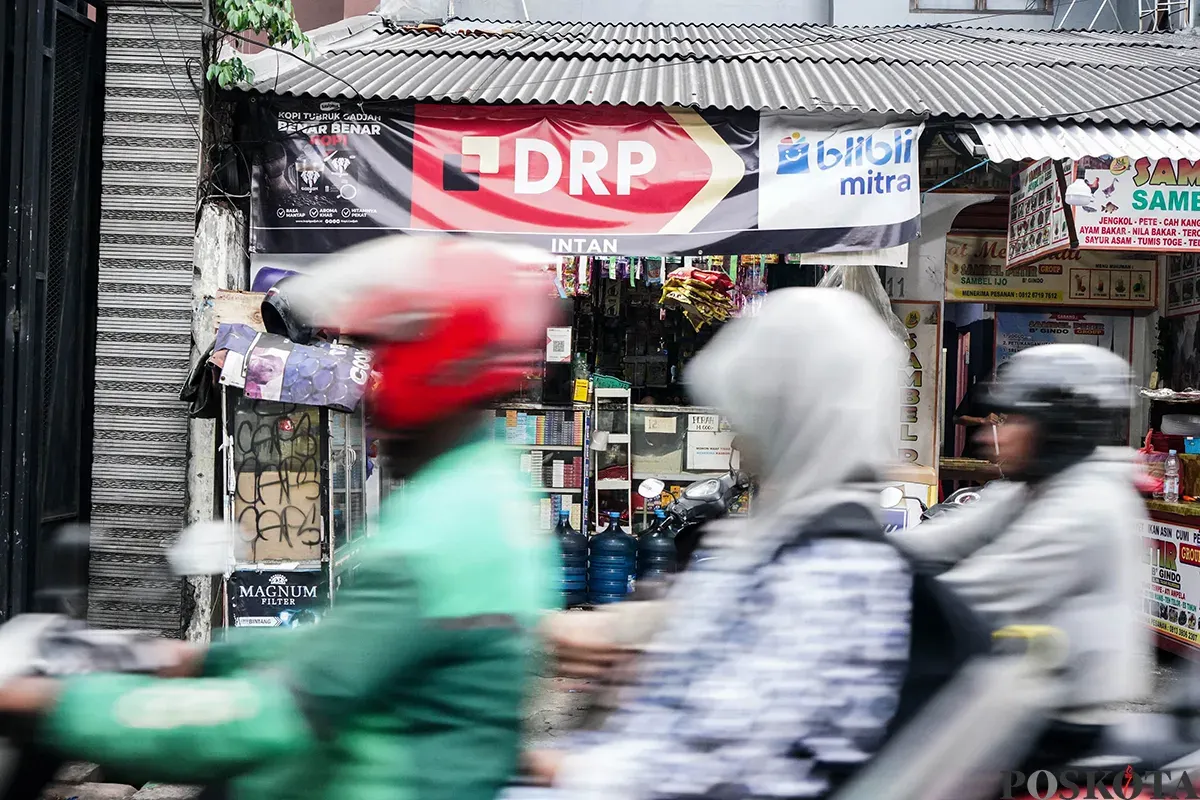 Keberadaan sejumlah warung kelontong alias Warung Madura yang beroperasi usai libur Lebaran 2025 di kawasan Palmerah, Jakarta Barat, Kamis (10/4). (Sumber: Poskota/Bilal Nugraha Ginanjar)