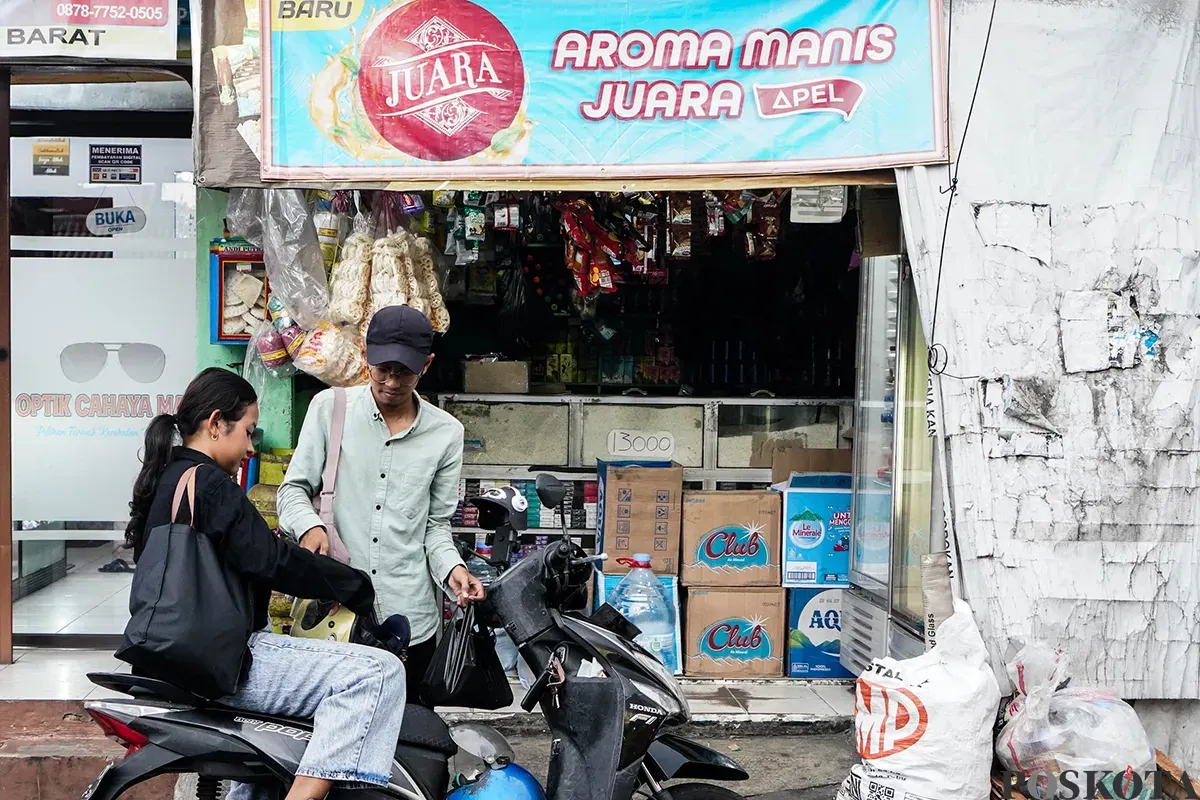 Keberadaan sejumlah warung kelontong alias Warung Madura yang beroperasi usai libur Lebaran 2025 di kawasan Palmerah, Jakarta Barat, Kamis (10/4). (Sumber: Poskota/Bilal Nugraha Ginanjar)