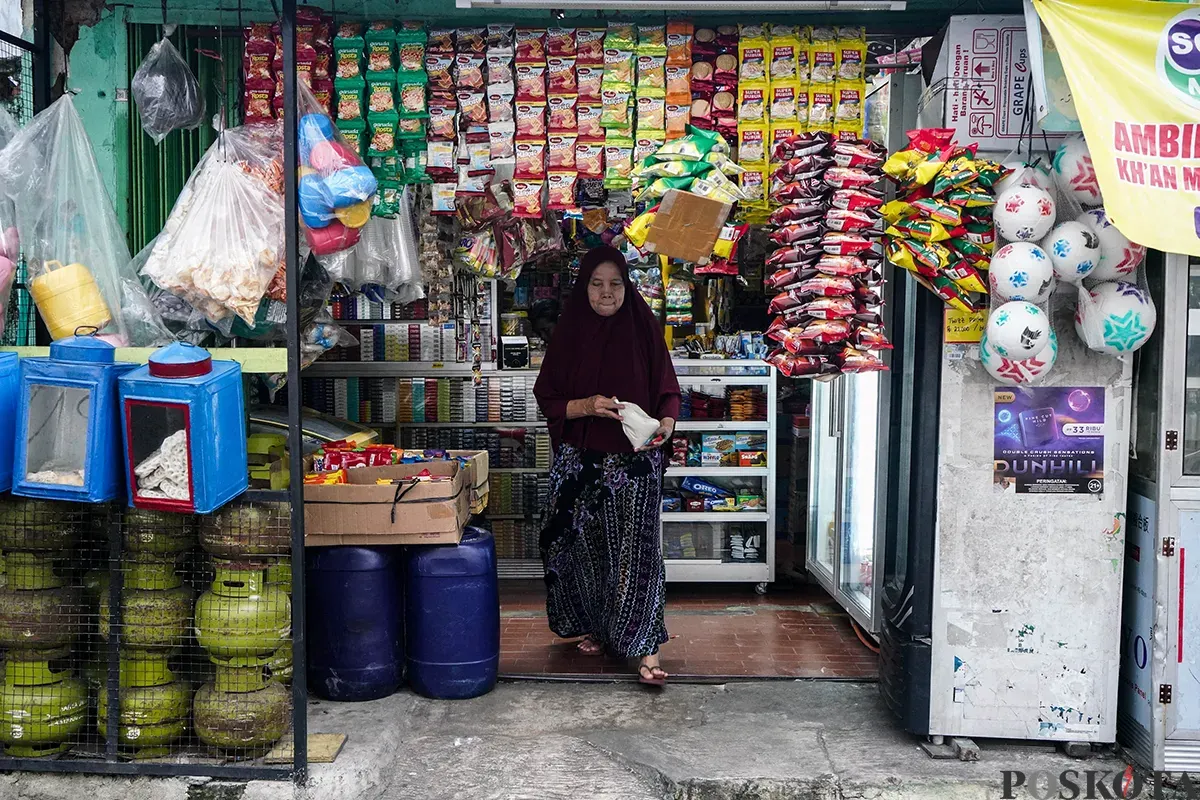 Keberadaan sejumlah warung kelontong alias Warung Madura yang beroperasi usai libur Lebaran 2025 di kawasan Palmerah, Jakarta Barat, Kamis (10/4). (Sumber: Poskota/Bilal Nugraha Ginanjar)